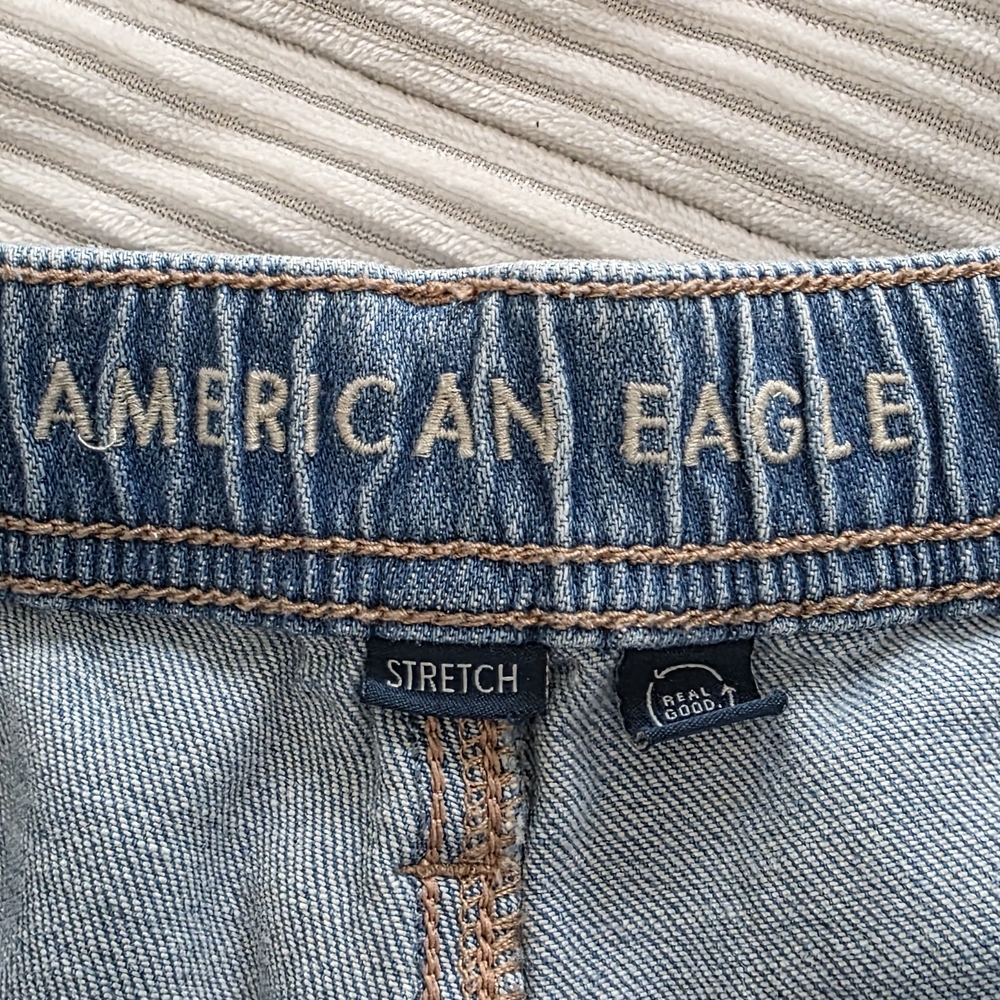 American Eagle Outfitters Light Wash Denim Easy Shortie Roll-Cuff Shorts - Picture 2 of 6